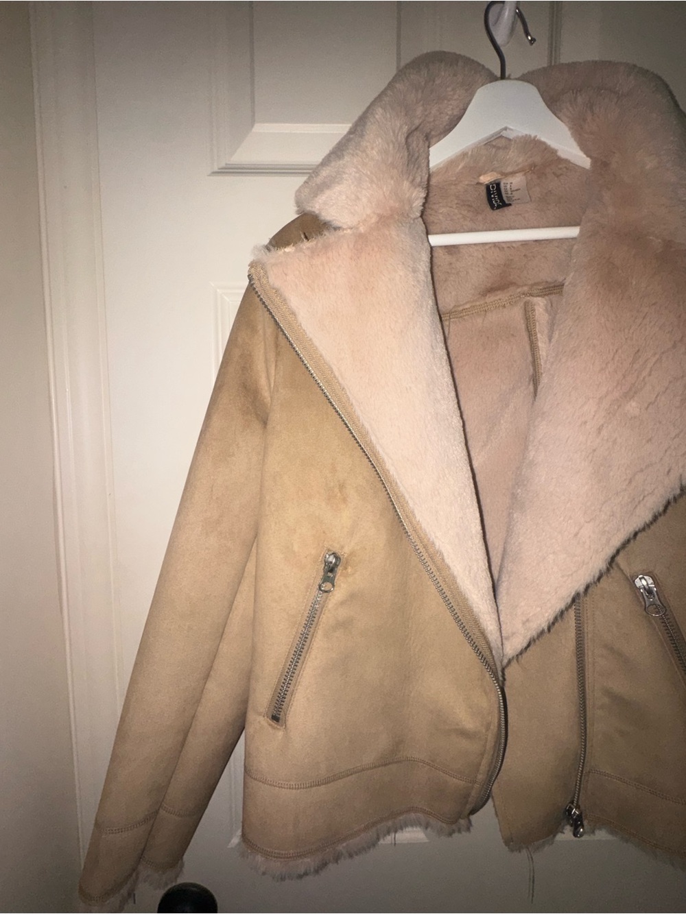 ✨🤍 H&M Divided Faux Shearling Moto Jacket Beige Tan Sherpa Coat Size Medium 🤍✨ - Picture 3 of 12